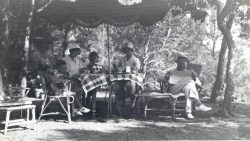 Les familles Courmes et Chouanard sur la terrasse ombragée du Rayollet dans les années 1930