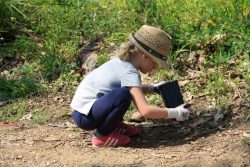 Activité famille Les mains dans la terre