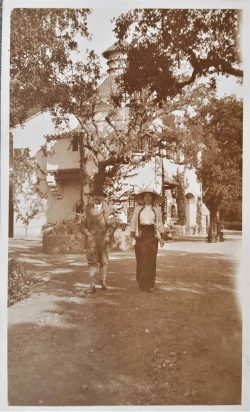 Alfred et Thérèse Courmes devant la ferme, novembre 1912