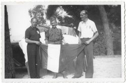 Henry Potez, un commandant et Abel Chirac portant le drapeau français au moment de la libération du Rayol, en 1944