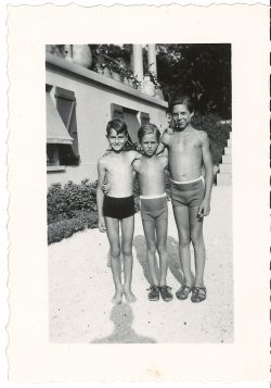 Jacques Chirac, Alain et Gérard Potez devant la villa Rayolet