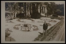 Etienne Gola et ses parterres géométriques devant la pergola vers 1945-50